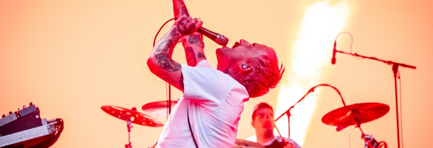 IDLES annonce un concert caritatif pour Bristol War Child avec Stewart Lee