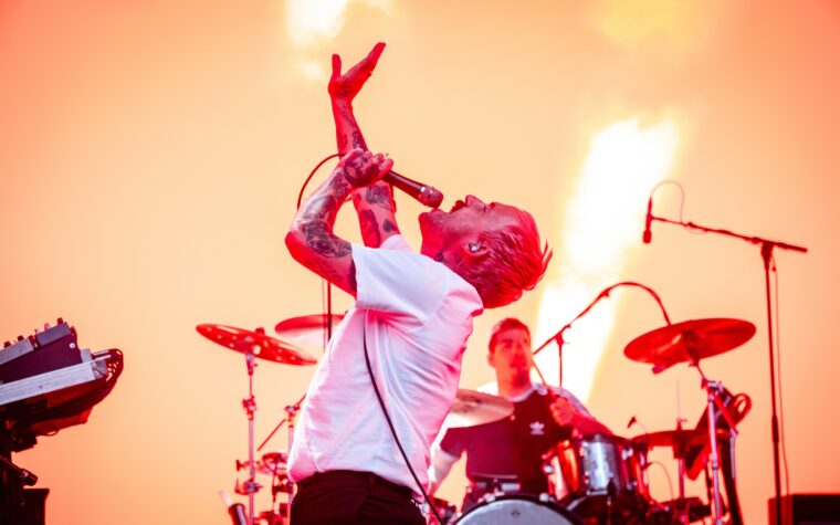 IDLES annonce un concert caritatif pour Bristol War Child avec Stewart Lee