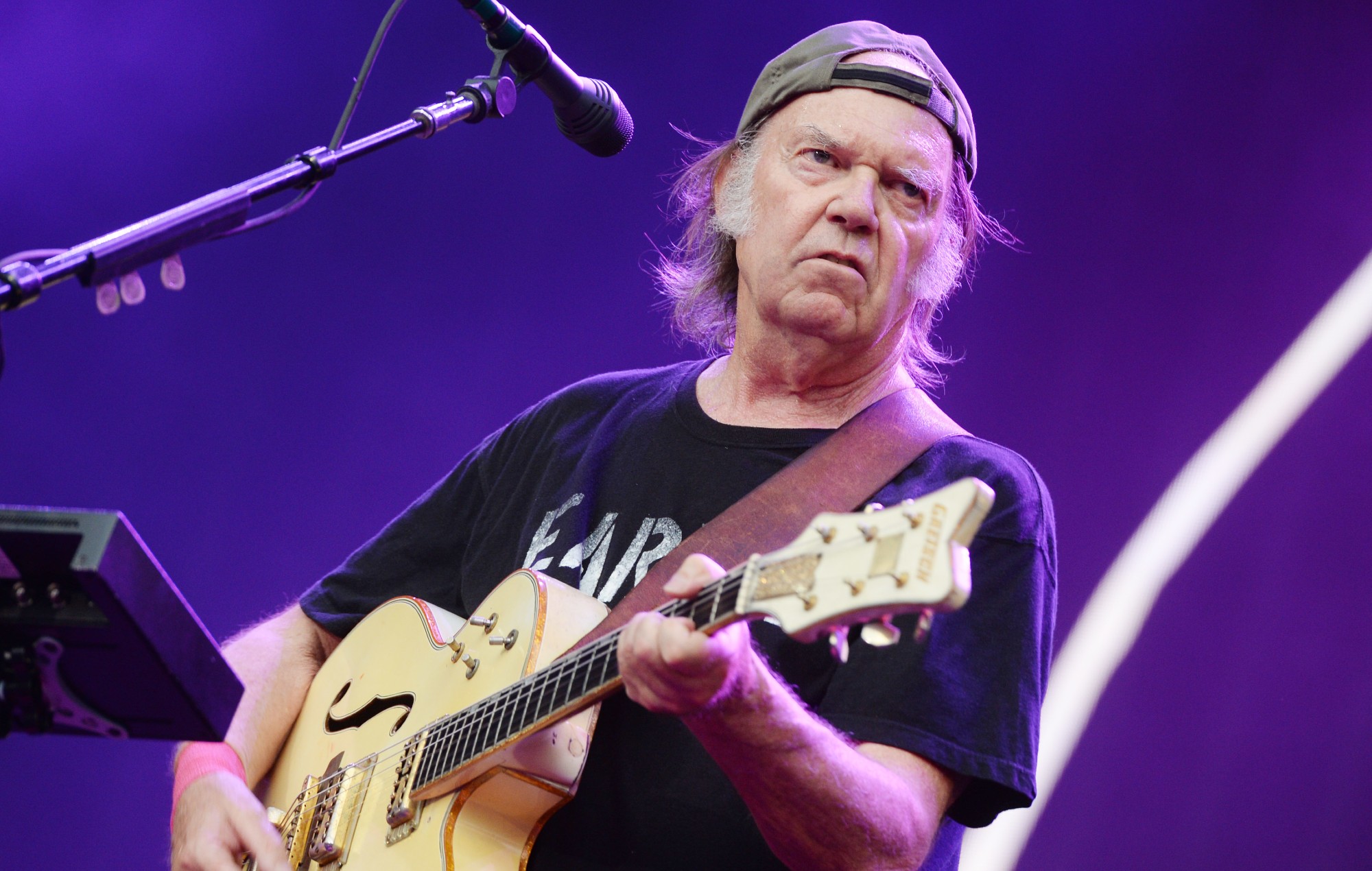 Neil Young joue en direct