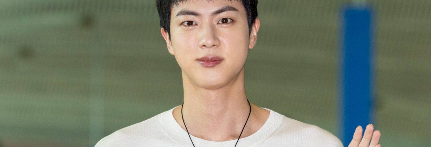 Jin, membre du groupe BTS, rejoint le casting de l'émission de variétés Netflix « Kian's Bizarre B&B »
