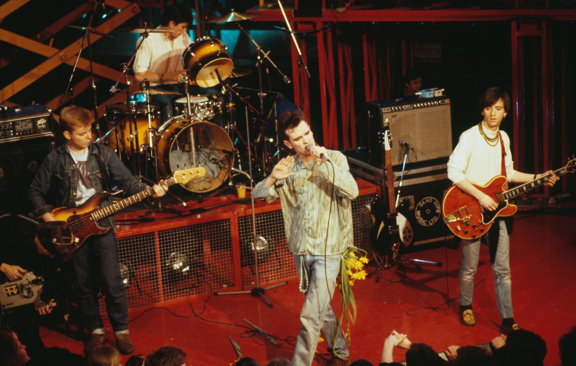 Les Smiths se produisent sur scène en 1984.