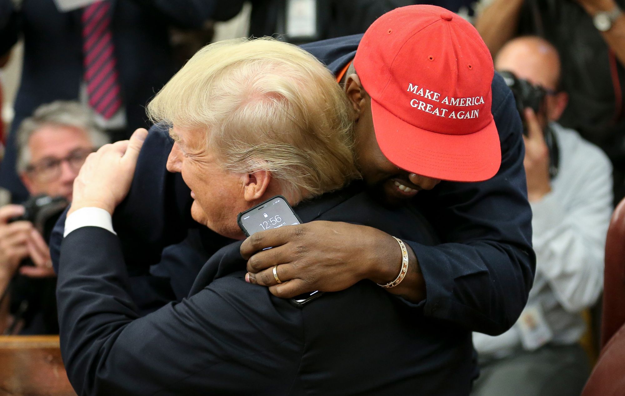 L'ancien président américain Donald Trump serre dans ses bras le rappeur Kanye West lors d'une réunion dans le bureau ovale de la Maison Blanche le 11 octobre 2018 à Washington, DC.