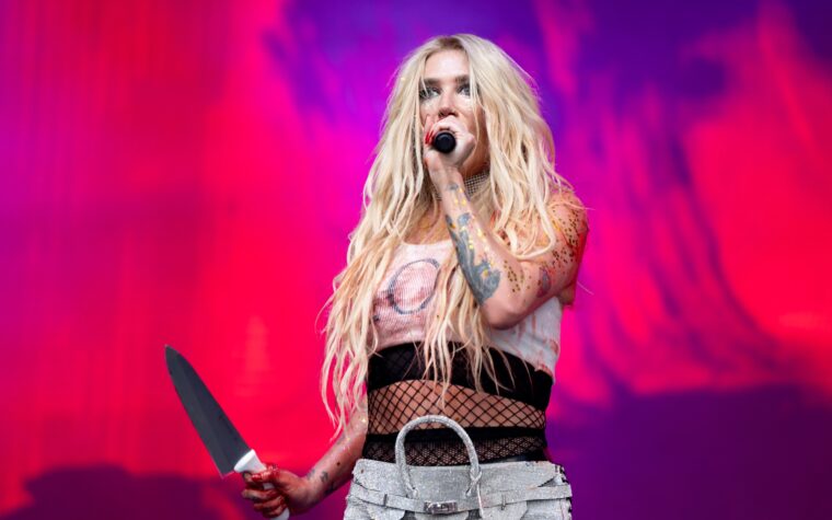 Kesha a utilisé sans le savoir un « vrai couteau de boucher » pour sa performance « Backstabber » à Lollapalooza 2024