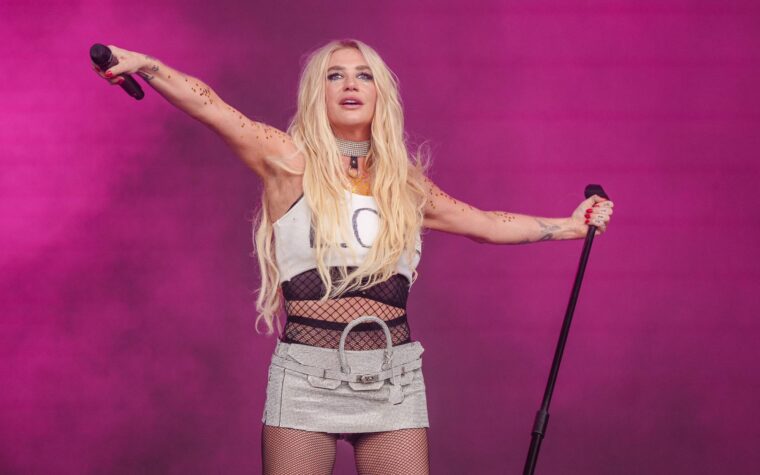 Kesha se brosse les dents avec une bouteille de Jack pour célébrer le milliard de streams Spotify de « TiK ToK »