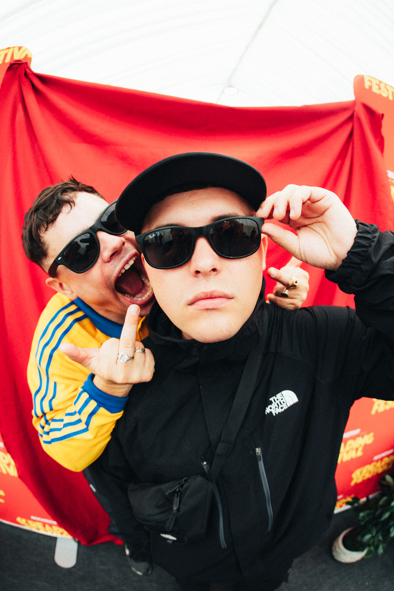 Kneecap dans les coulisses du festival Reading 2024. Crédit : Andy Ford pour NME