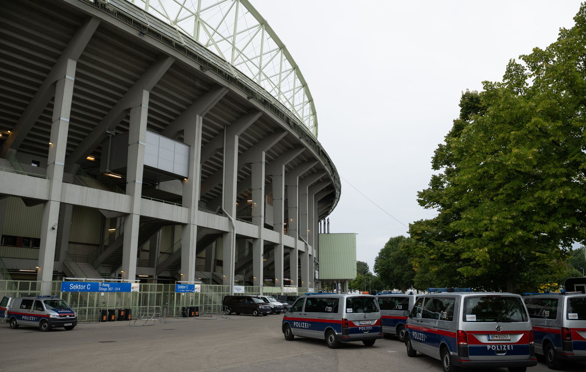 Des voitures de police se garent devant le stade Ernst-Happel le 8 août 2024 à Vienne