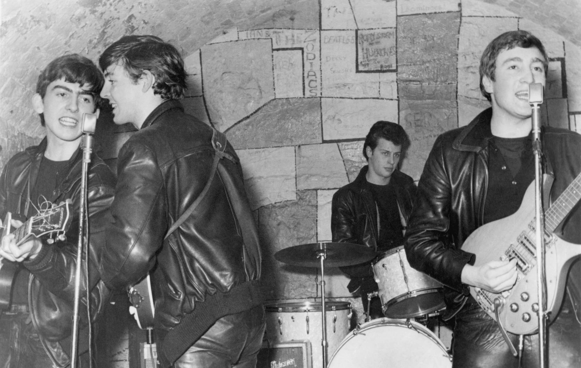Les Beatles se produisent sur la scène du Cavern Club en février 1961 à Liverpool, en Angleterre. (De gauche à droite) George Harrison, Paul McCartney, Pete Best, John Lennon. (Photo de Michael Ochs Archives/Getty Images)