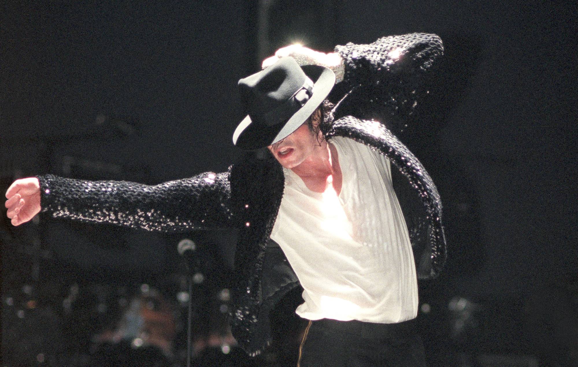 Michael Jackson se produit sur scène lors de sa tournée HIStory en décembre 1996. (Photo de Phil Dent/Redferns)
