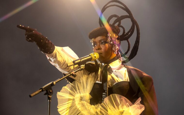 Lauryn Hill se produit lors d'une réunion de lycéens après l'annulation de sa tournée