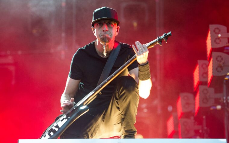 Le bassiste de System Of A Down annonce un nouveau projet, Seven Hours After Violet, et prévoit un premier album