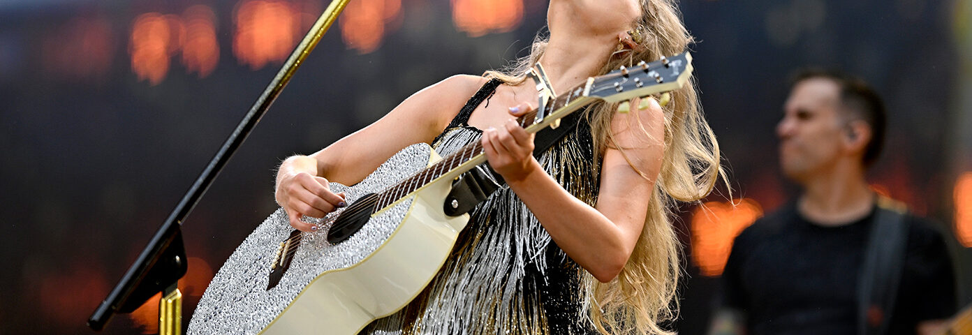 Le stade de Wembley offre à Taylor Swift une guitare unique pour avoir joué huit fois dans la salle lors de sa tournée « Eras »