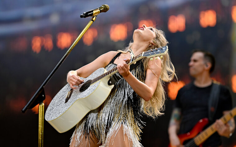 Le stade de Wembley offre à Taylor Swift une guitare unique pour avoir joué huit fois dans la salle lors de sa tournée « Eras »