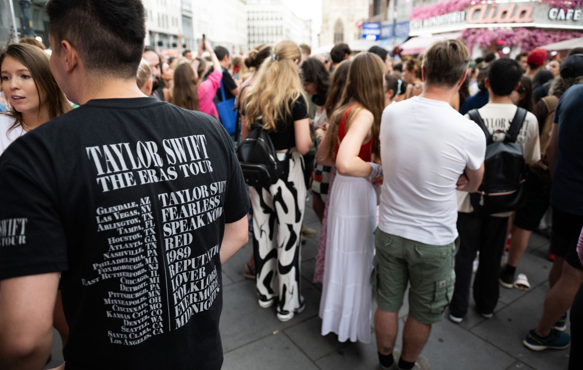 Les fans de Taylor Swift chantent ensemble sur la Stephansplatz le 8 août 2024 à Vienne, en Autriche. 