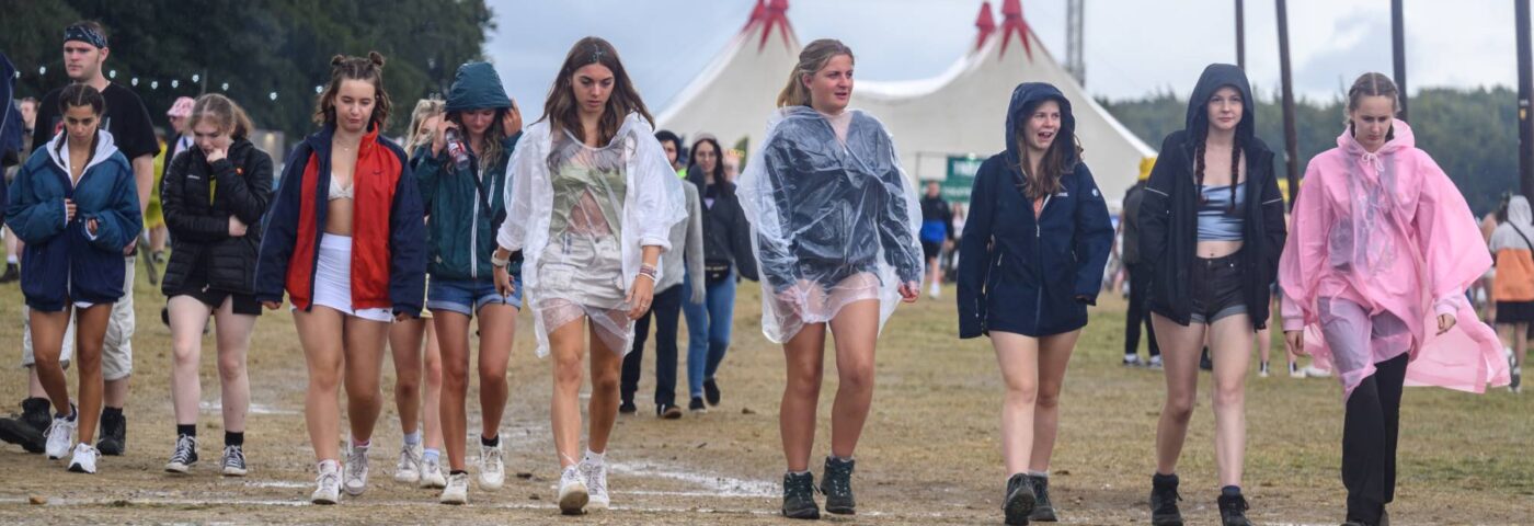Les campeurs du festival de Leeds sont invités à sécuriser leurs tentes face aux vents violents de la tempête Lilian Les campeurs du festival de Leeds sont invités à sécuriser leurs tentes face aux vents violents de la tempête Lilian