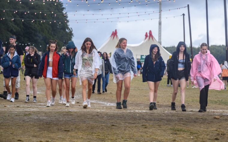 Les campeurs du festival de Leeds sont invités à sécuriser leurs tentes face aux vents violents de la tempête Lilian