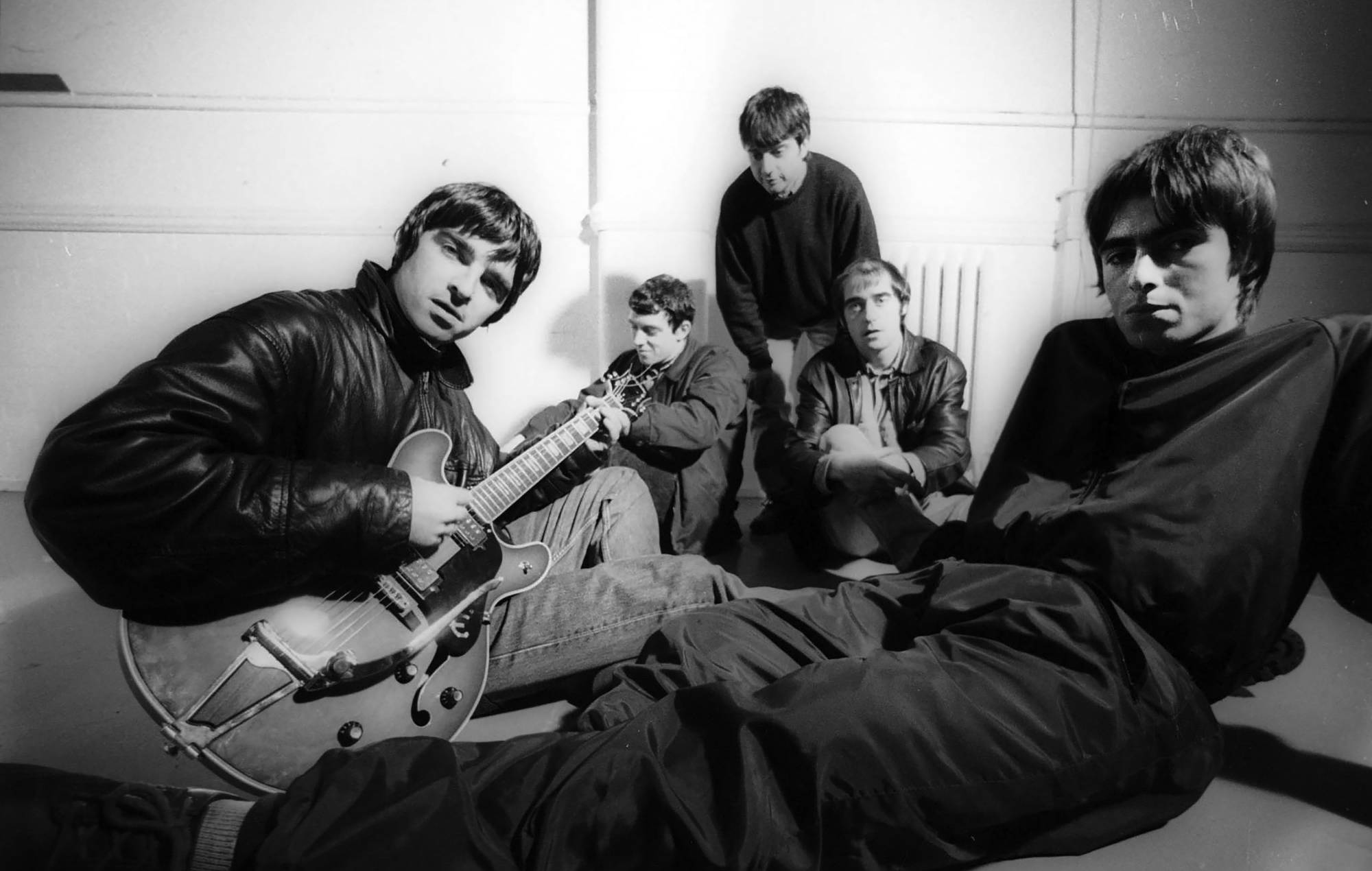 Portrait de groupe du groupe de rock britannique Oasis aux studios Nomad à Manchester, Royaume-Uni, le 29 novembre 1993. De gauche à droite : Noel Gallagher, Paul Arthurs (alias Bonehead), Paul McGuigan, Tony McCarroll et Liam Gallagher. (Photo de James Fry/Getty Images)