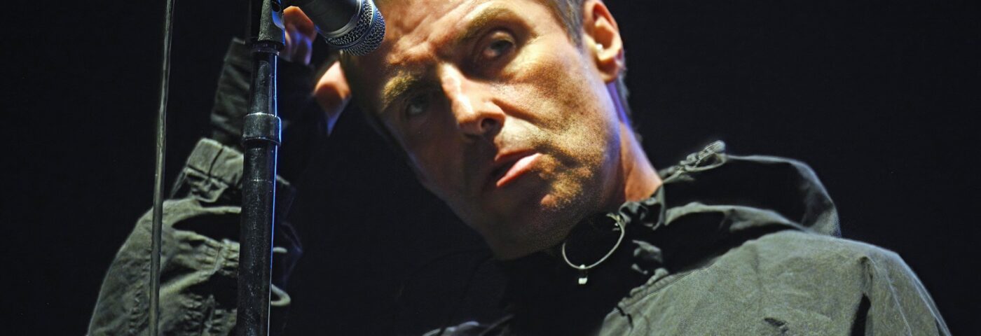 Liam Gallagher dédie « Live Forever » à Carl Bevan des 60 Ft. Dolls