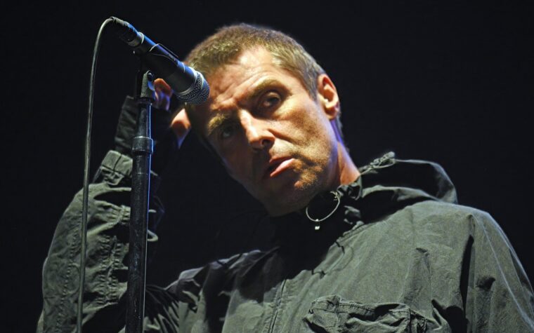 Liam Gallagher dédie « Live Forever » à Carl Bevan des 60 Ft. Dolls
