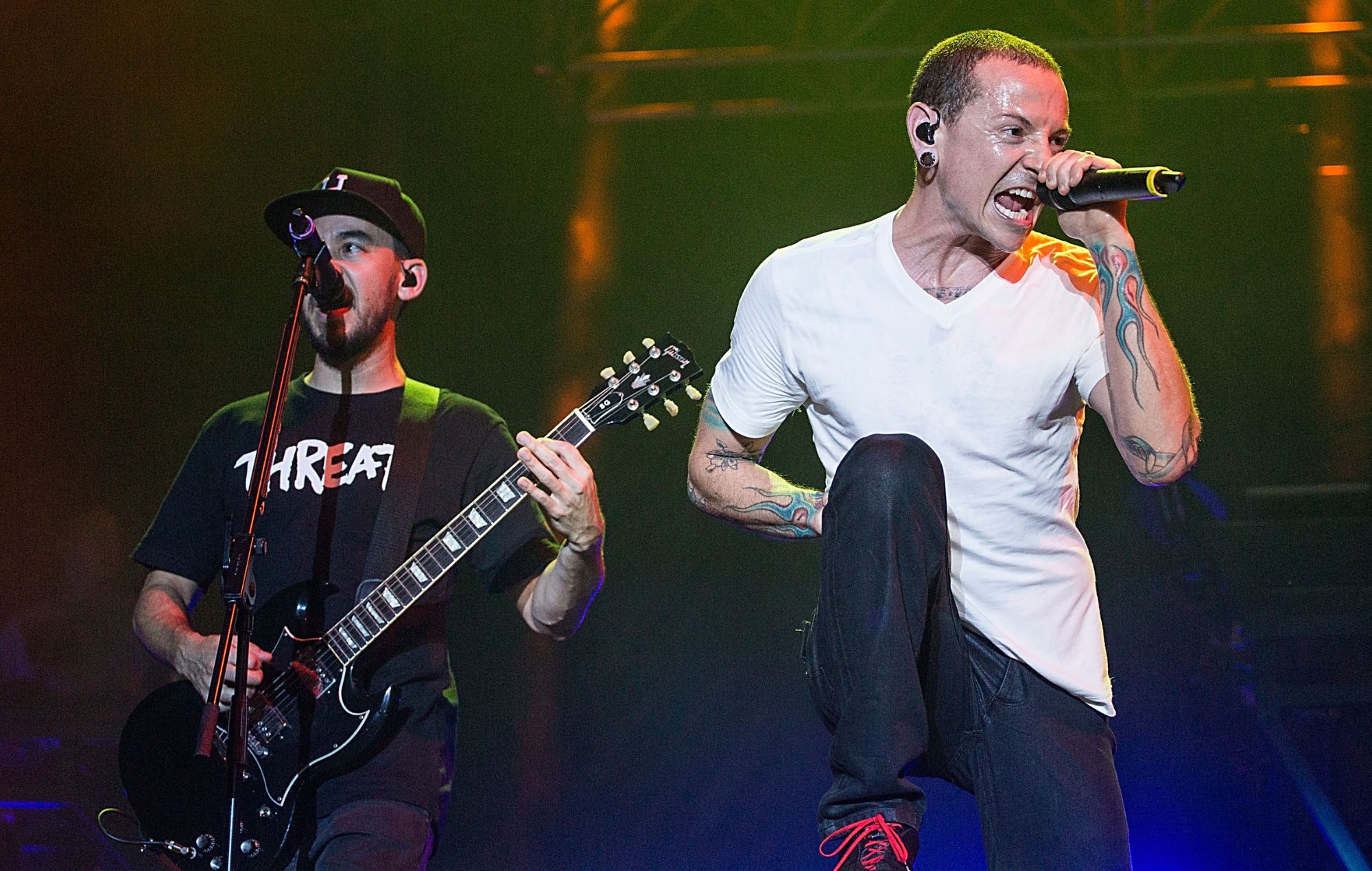 Mike Shinoda et Chester Bennington de Linkin Park se produisent en 2015