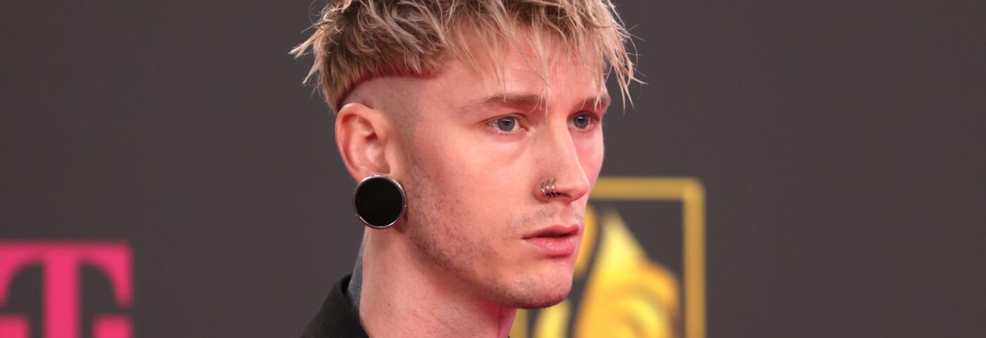 Machine Gun Kelly dit qu'il est « complètement sobre » depuis un an