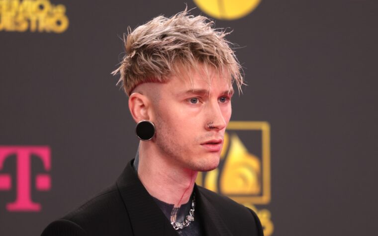 Machine Gun Kelly dit qu'il est « complètement sobre » depuis un an