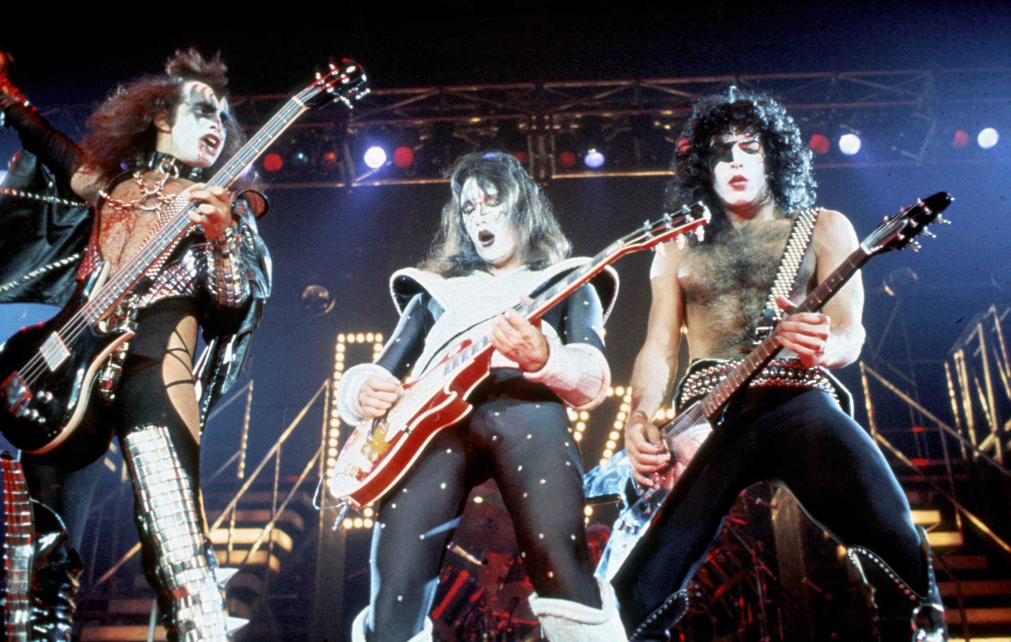 VERS 1977 : Les membres du groupe de rock and roll Kiss se produisent sur scène vers 1977. (Photo par Michael Ochs Archives/Getty Images)