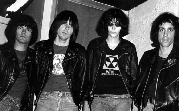 NYC Ferry annonce des trajets sur le thème des Ramones pour célébrer le 50e anniversaire de leur tout premier spectacle