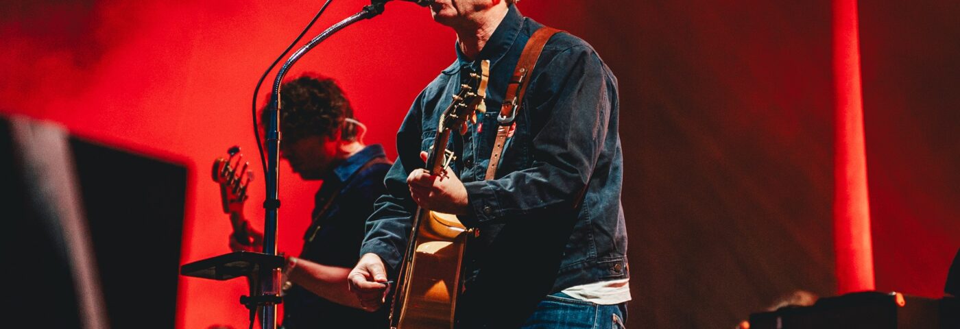 Noel Gallagher dit qu'il essaie toujours d'être à la hauteur du succès de « Definitely Maybe » et de « (What's The Story) Morning Glory ? » d'Oasis.