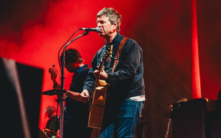 Noel Gallagher dit qu'il essaie toujours d'être à la hauteur du succès de « Definitely Maybe » et de « (What's The Story) Morning Glory ? » d'Oasis.