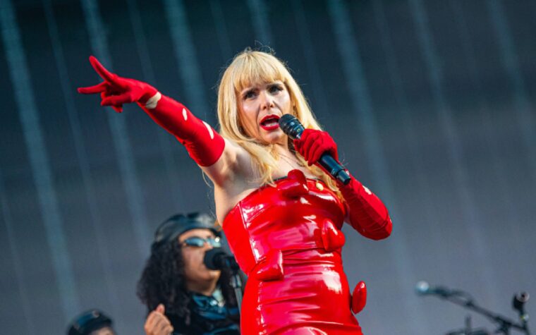 Paloma Faith s'en prend aux « idiots d'extrême droite » lors des émeutes au Royaume-Uni