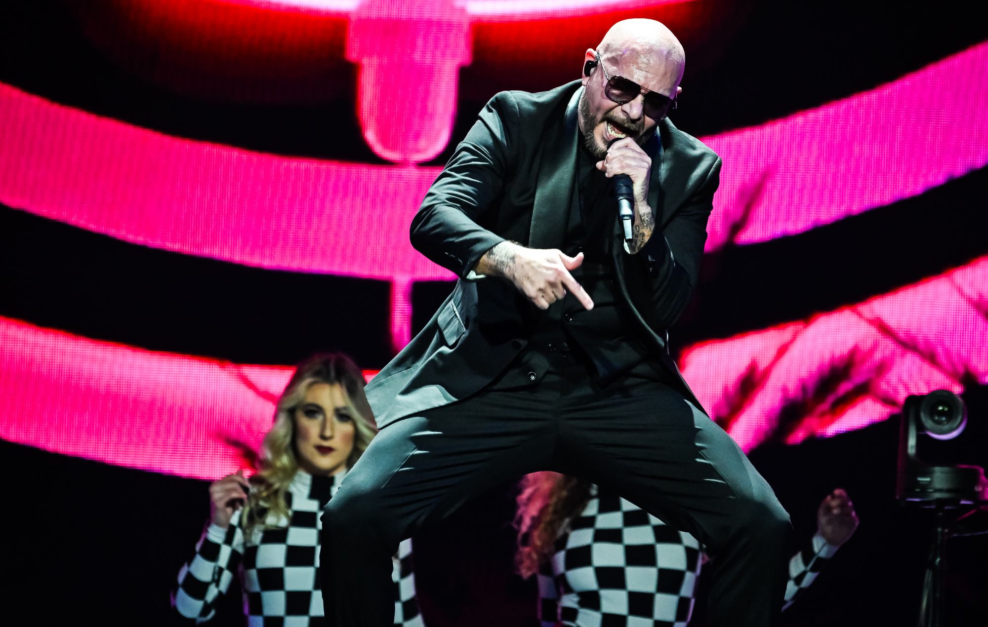 Pitbull se produit lors de la tournée The Trilogy Tour 2024.