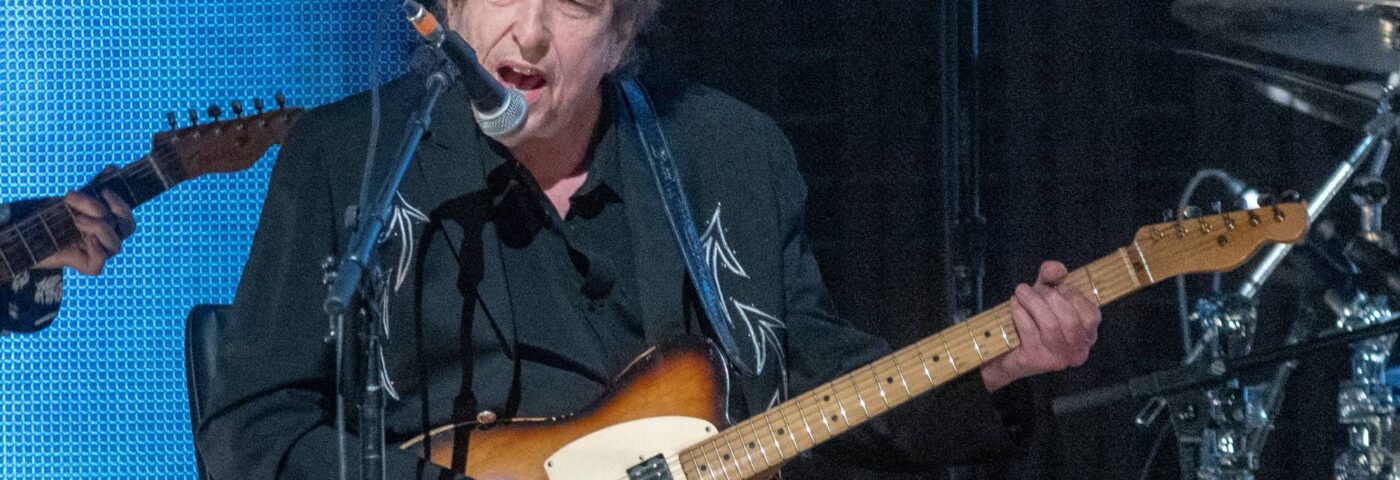 Regardez Bob Dylan jouer « Rainy Day Women #12 & 35 »