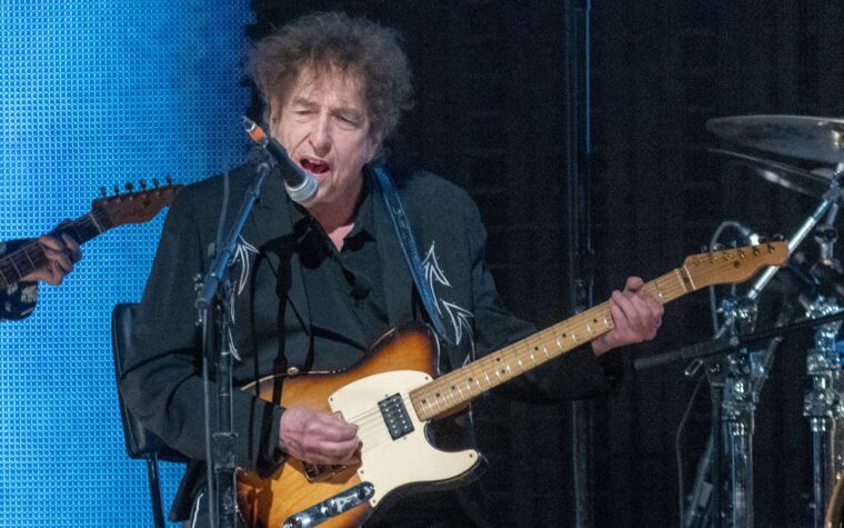 Regardez Bob Dylan jouer « Rainy Day Women #12 & 35 »