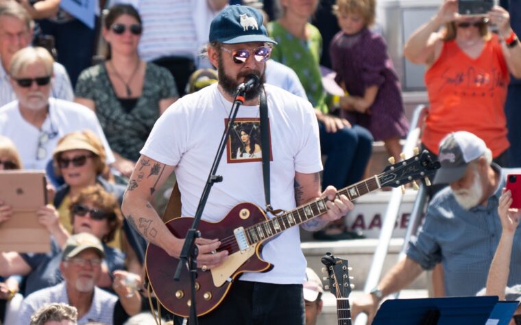 Regardez Bon Iver se produire au rassemblement de Kamala Harris dans le Wisconsin