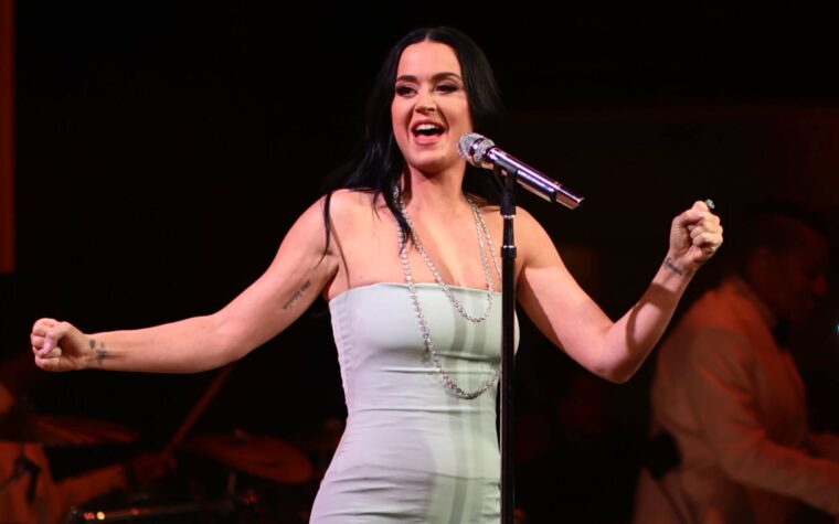 Regardez Katy Perry présenter trois nouvelles chansons de « 143 » lors d'un concert intime à Los Angeles