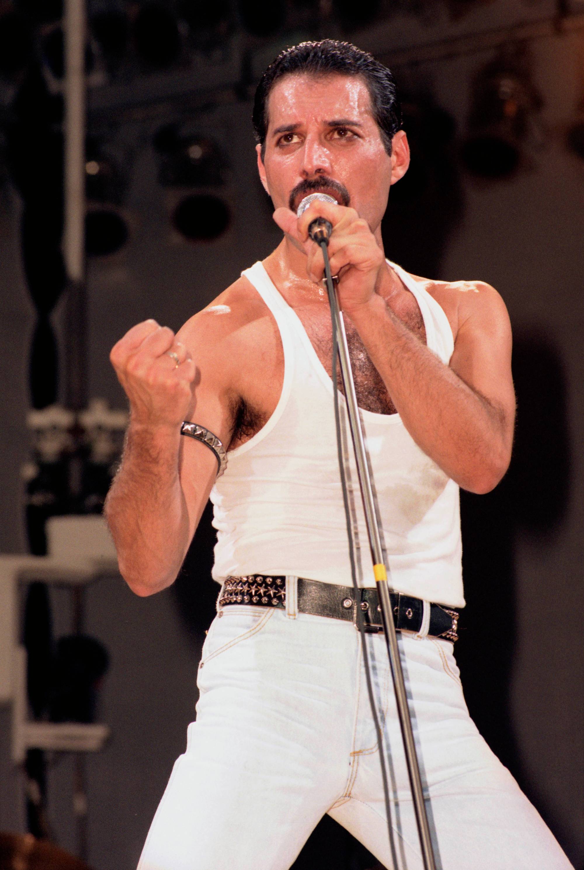 Freddie MERCURY et LIVE AID et QUEEN, Freddie Mercury se produisant sur scène au Live Aid (Photo de Phil Dent/Redferns)