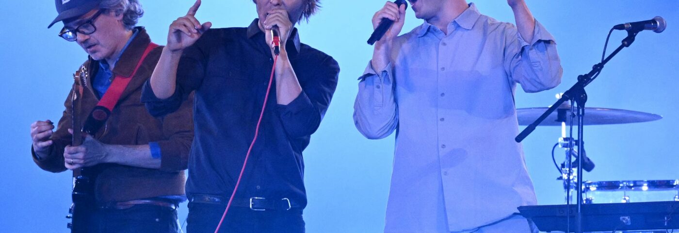 Regardez Phoenix faire équipe avec Air, Ezra Koenig et Kavinsky de Vampire Weekend lors de la cérémonie de clôture des Jeux olympiques de Paris 2024