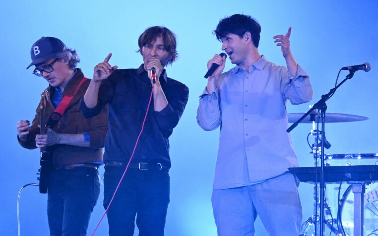 Regardez Phoenix faire équipe avec Air, Ezra Koenig et Kavinsky de Vampire Weekend lors de la cérémonie de clôture des Jeux olympiques de Paris 2024