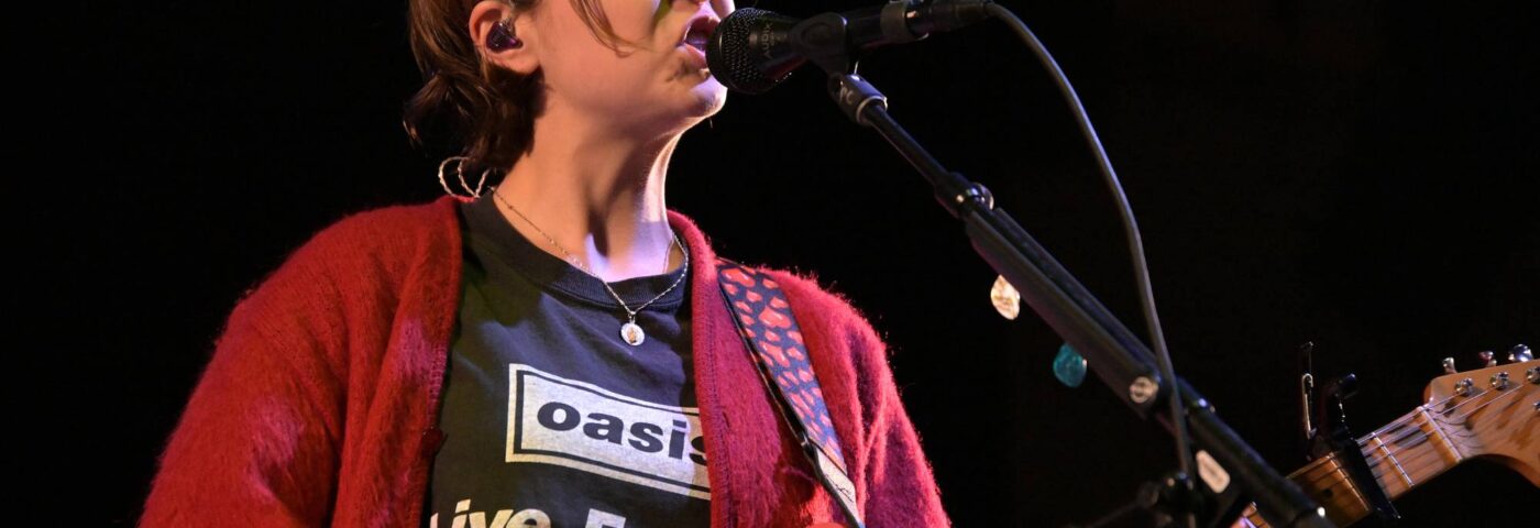 Regardez Snail Mail célébrer la réunion d'Oasis avec une reprise géniale de « Supersonic » dans Central Park à New York