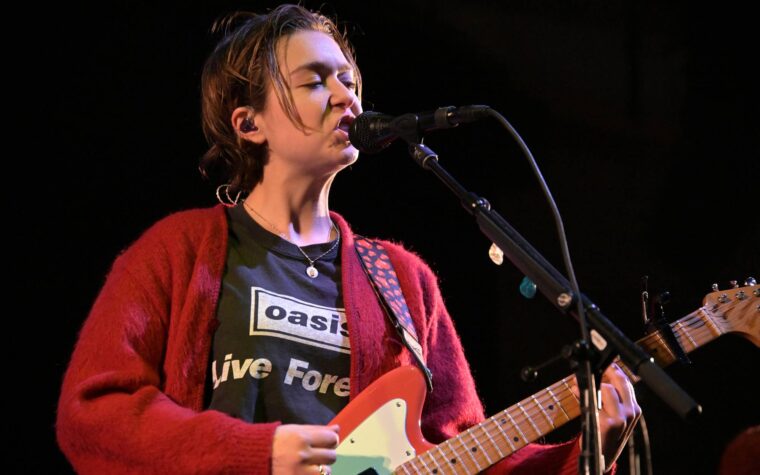Regardez Snail Mail célébrer la réunion d'Oasis avec une reprise géniale de « Supersonic » dans Central Park à New York