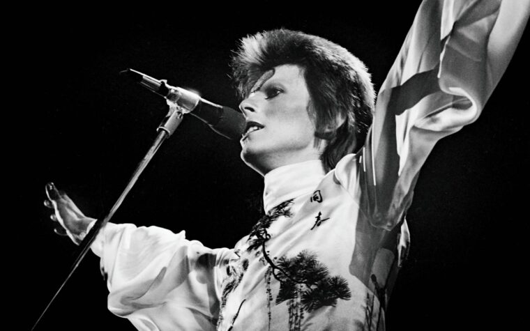 Regardez des images inédites de David Bowie interprétant « Starman » lors de la tournée Ziggy Stardust