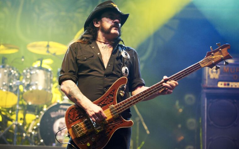 Regardez le convoi de 55 motards Harley Davidson escorter le buste des cendres de Lemmy jusqu'à Nottingham Rock City