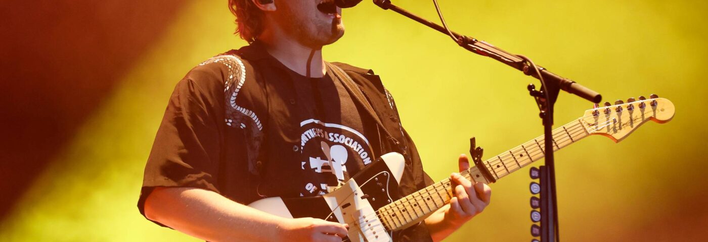 Regardez le moment où le super fan Bryon a rejoint Sam Fender sur scène pour jouer « The Borders » à Boardmasters 2024