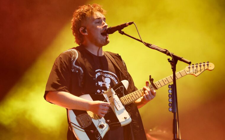 Regardez le moment où le super fan Bryon a rejoint Sam Fender sur scène pour jouer « The Borders » à Boardmasters 2024