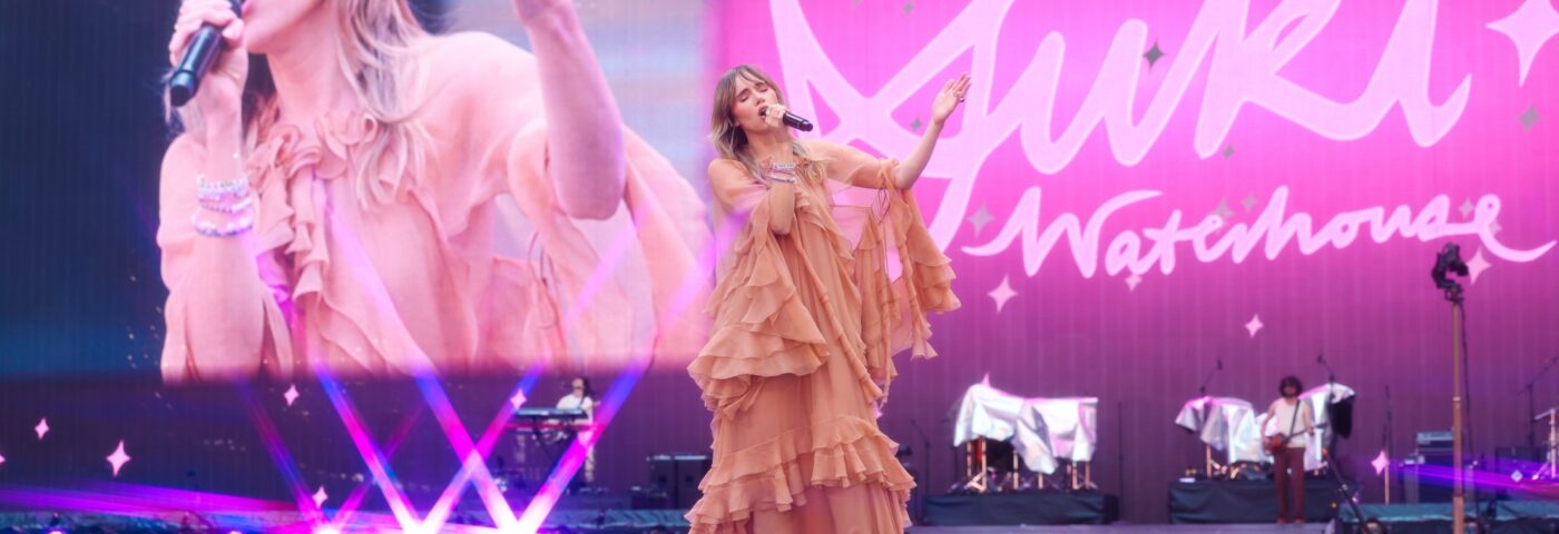 Suki Waterhouse évoque son soutien à Taylor Swift à Wembley