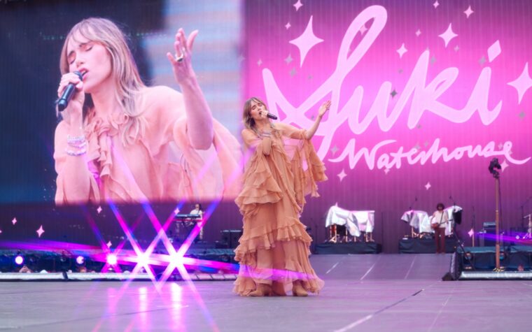 Suki Waterhouse évoque son soutien à Taylor Swift à Wembley