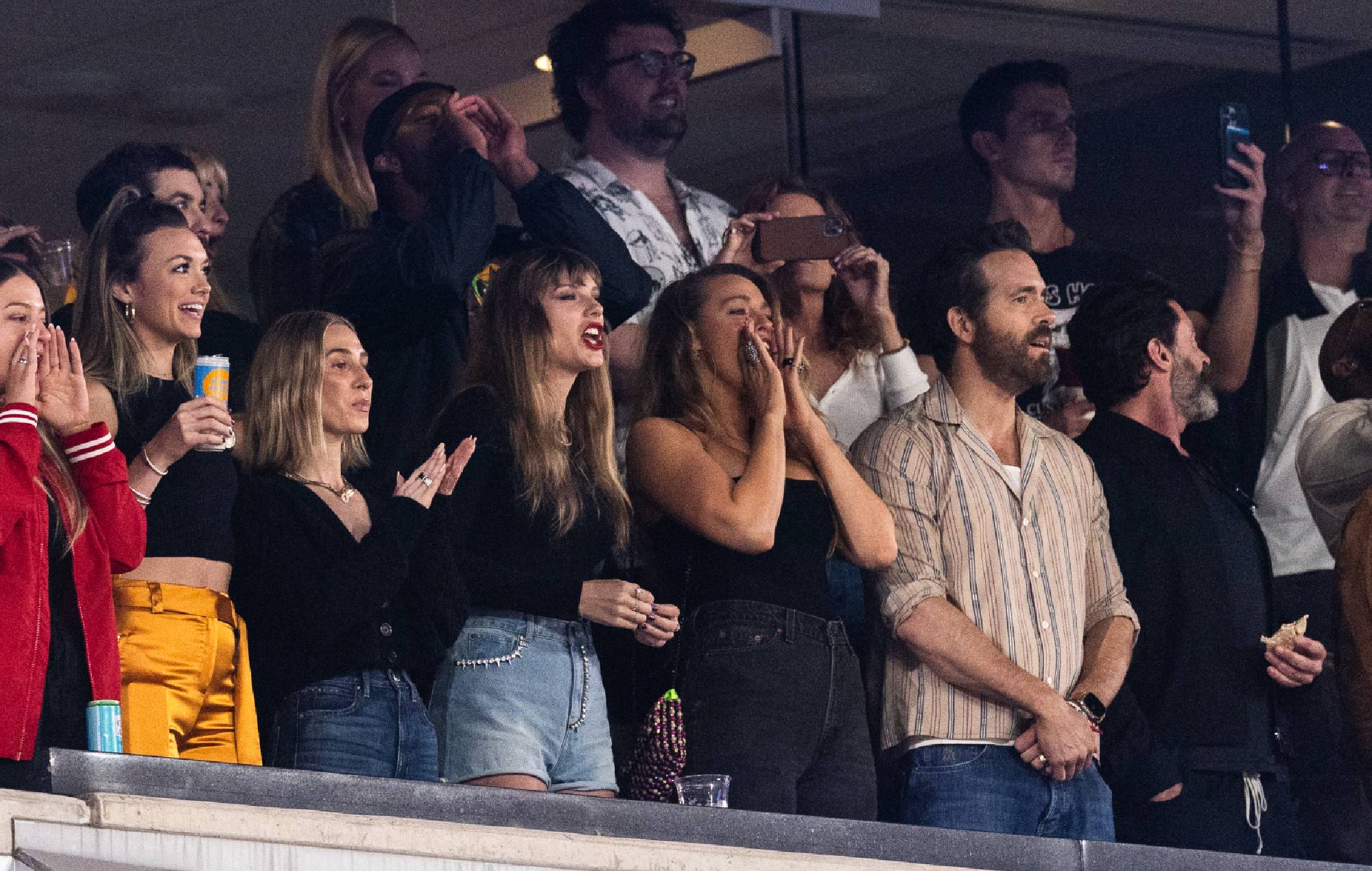 Taylor Swift, Blake Lively et Ryan Reynolds lors d'un match de football