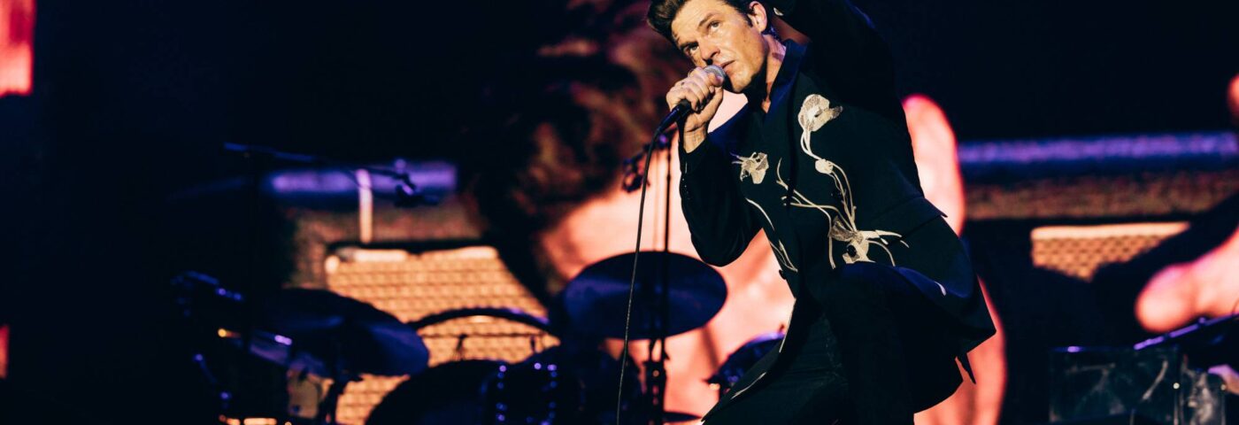 The Killers dévoile un extrait de leur nouveau single « Bright Lights » dans un clip vidéo clinquant