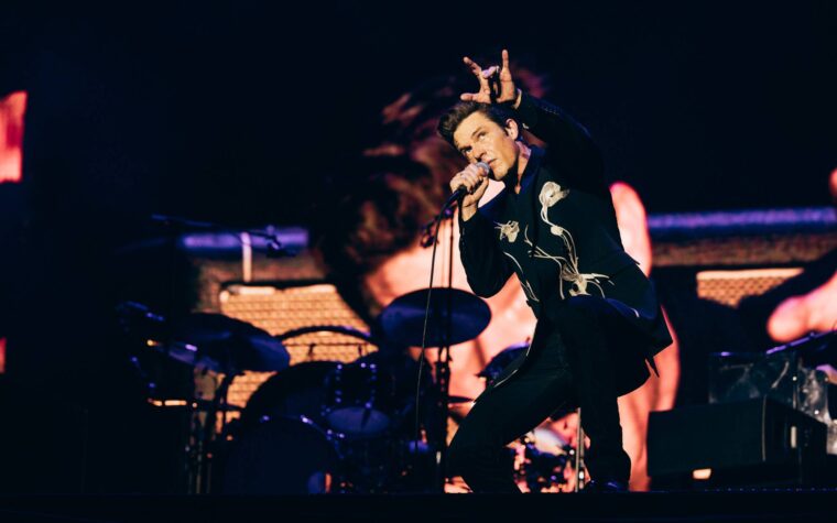 The Killers dévoile un extrait de leur nouveau single « Bright Lights » dans un clip vidéo clinquant