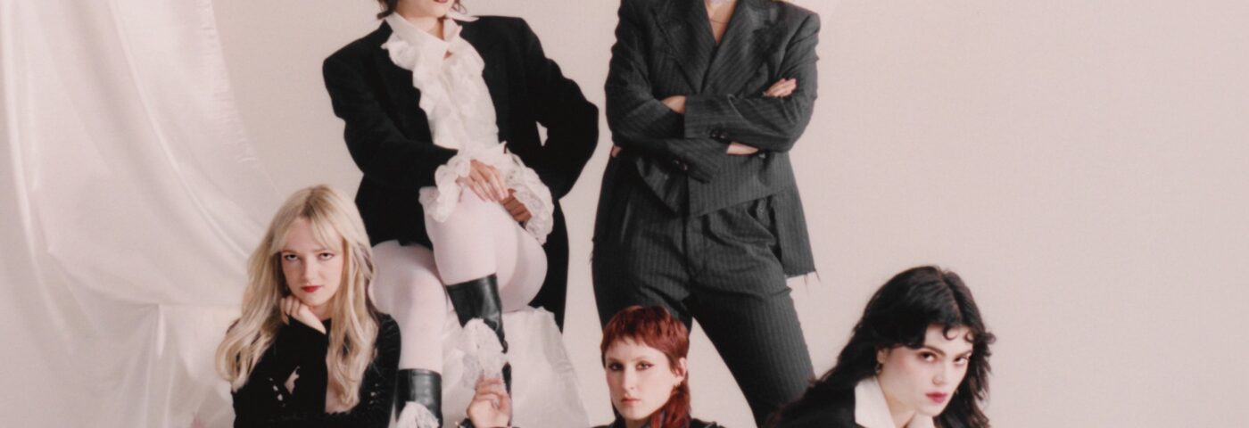 The Last Dinner Party annonce un album de reprises et de versions acoustiques avec une interprétation envolée de « This Town Ain't Big Enough For The Both Of Us » de Sparks